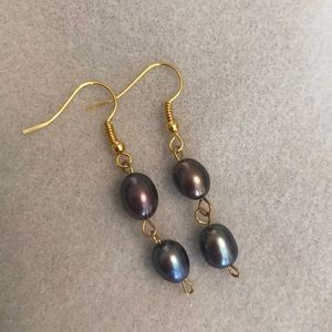 Cool gold earrings With black pearls